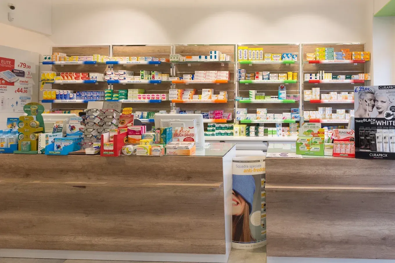 Il bancone della farmacia con gli scaffali
