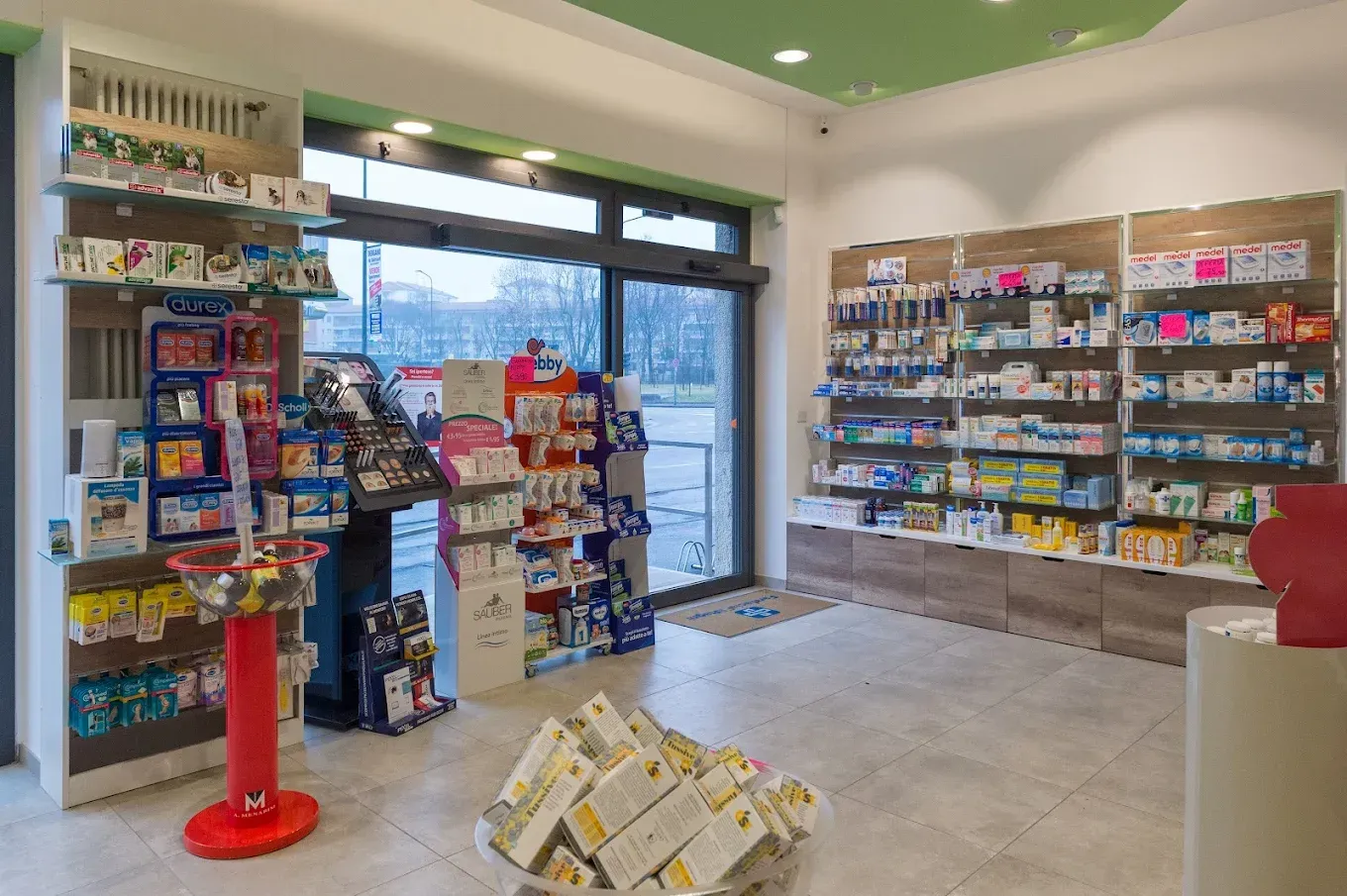 L'interno della farmacia