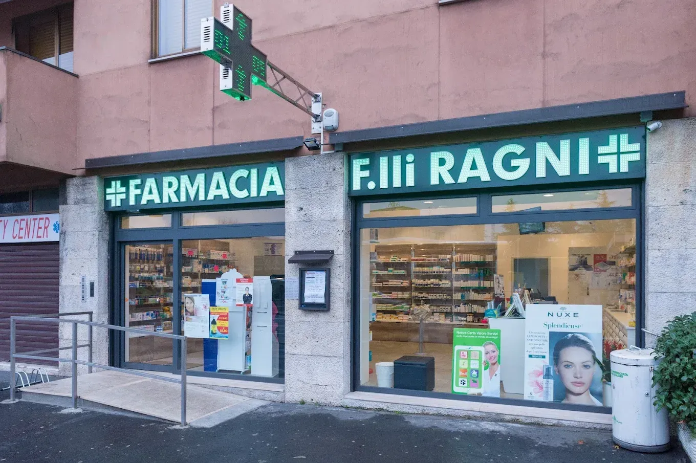 L'esterno della Farmacia F.lli Ragni